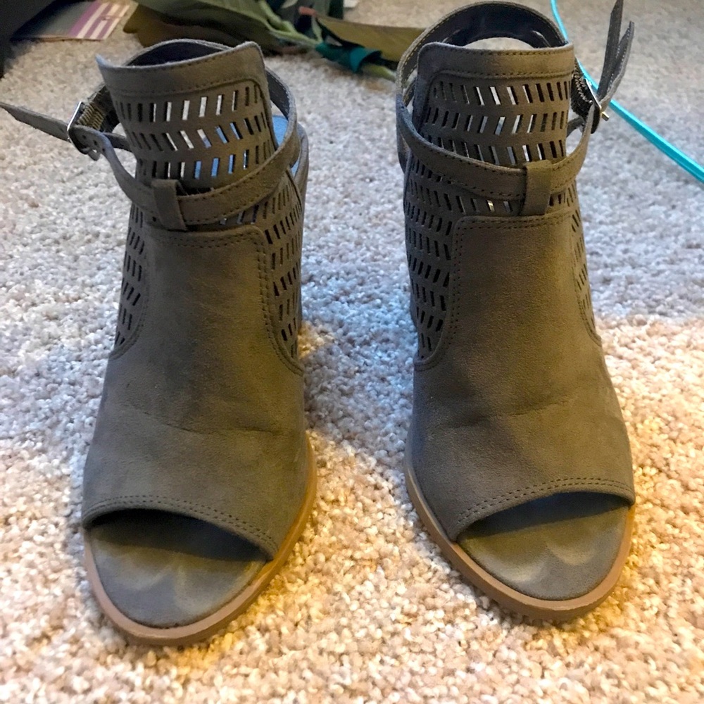 Cute American Eagle wedge heels!